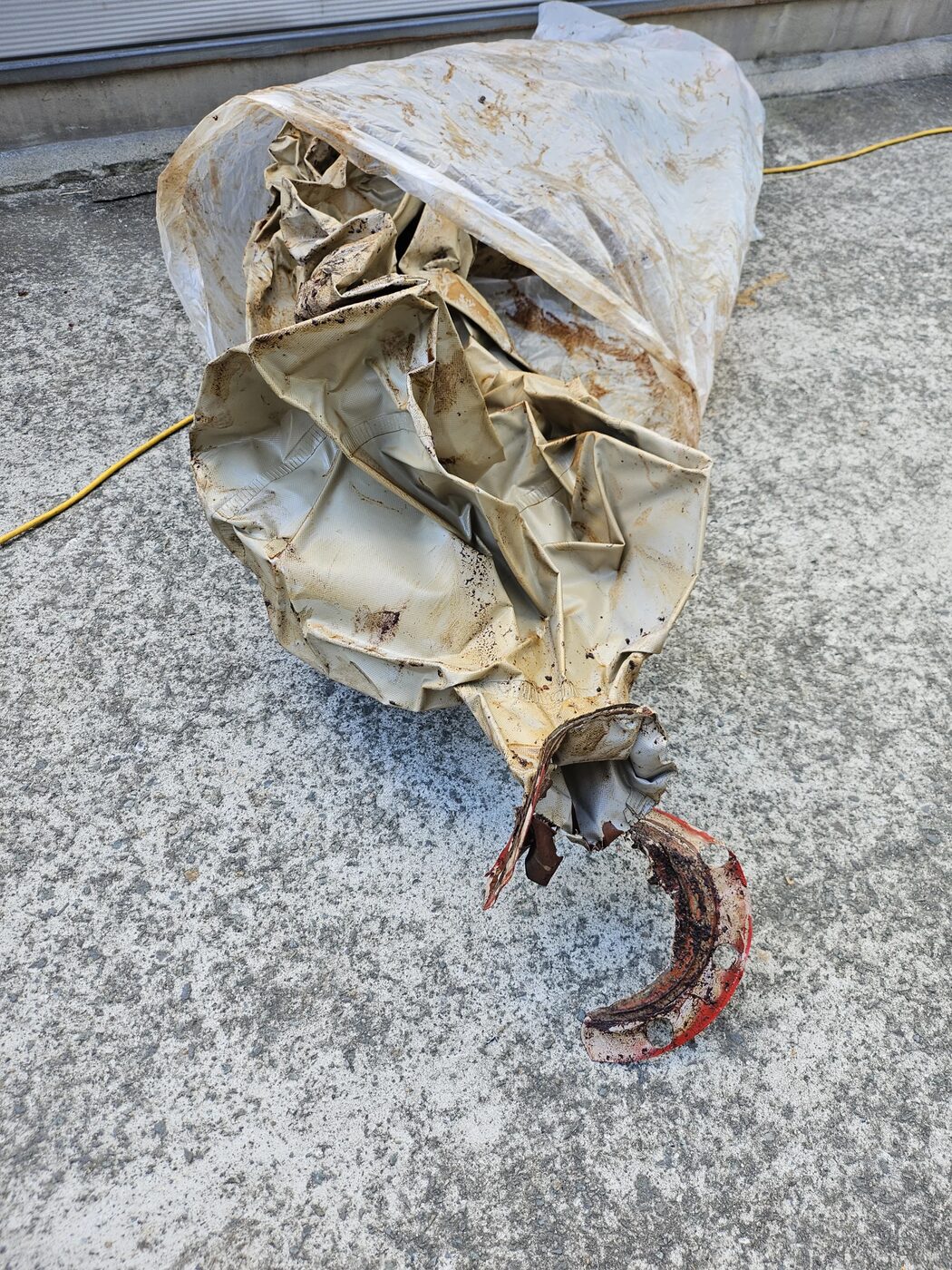 탱크에서 분리된 노후 블래더