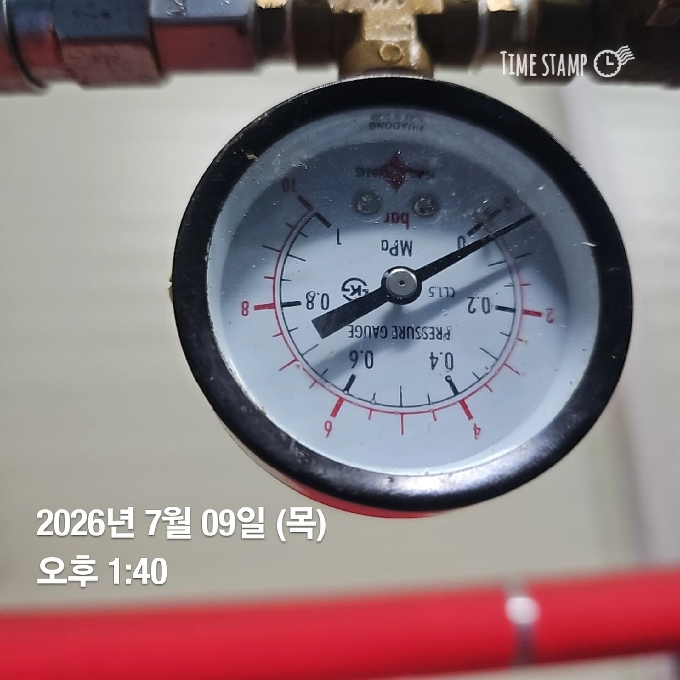 폼블래더 탱크 연결 배관과 압력계가 보이는 사진
